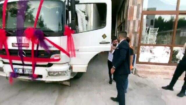 Kamyon da doğan babası da kamyoncu olan şoför gelin arabasını da kamyon yaptı Kamyon da doğan babası da kamyoncu olan şoför gelin arabasını da kamyon yaptı