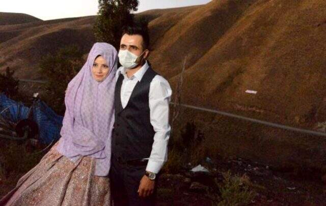 Pandemi nedeniyle düğünü iptal eden damat, eşine yazdığı pankartı yamaca astı