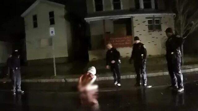 ABD'de polis şiddeti bitmek bilmiyor! Siyahi vatandaşın polisin kafasına poşet geçirmesi sonucu boğulduğu görüntüler ortaya çıktı ABD'de polis şiddeti bitmek bilmiyor! Siyahi vatandaşın polisin kafasına poşet geçirmesi sonucu boğulduğu görüntüler ortaya çıktı
