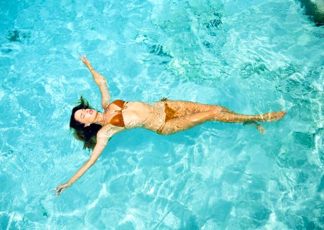 Brezilyalı model Alessandra Ambrosio, cesur tatil pozlarıyla nefes kesti