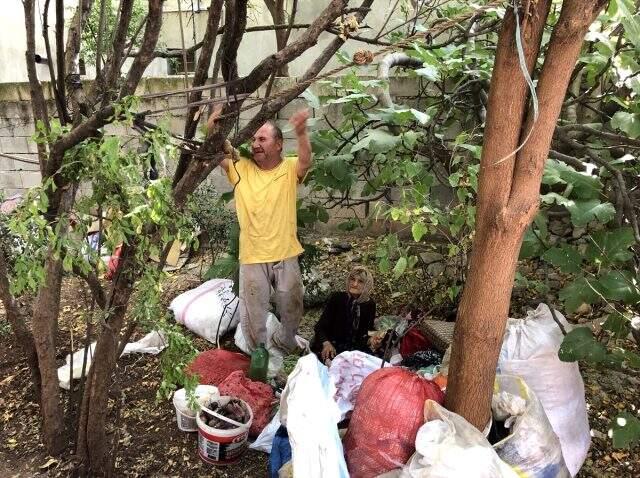 Mahallelinin kötü koku nedeniyle şikayet ettiği evden 5 kamyon çöp çıktı