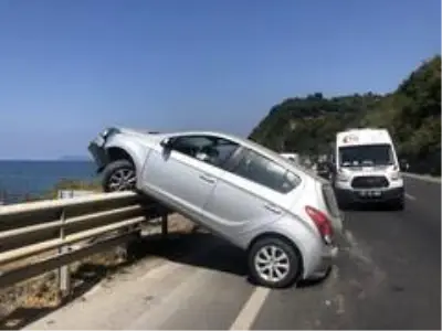 Otomobil, demir korkulukların üzerine çıktı