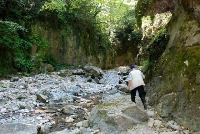 Bartın'da muhtarın tesadüfen keşfettiği şelale, ziyaretçi akınına uğruyor