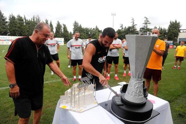 Fatih Terim'in doğum gününde Selçuk İnan'ın teknik heyetteki görüntüsü dikkat çekti Fatih Terim'in doğum gününde Selçuk İnan'ın teknik heyetteki görüntüsü dikkat çekti