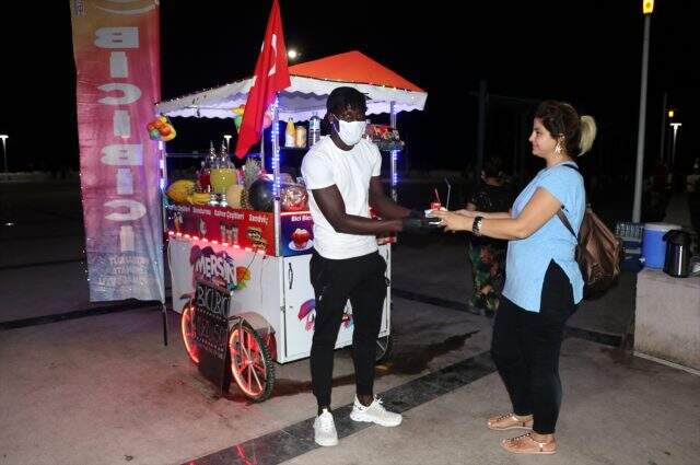 Gambiyalı amatör futbolcu Yahya Jarju, takımından ayrılıp bici bici satarak geçimini sağlıyor Gambiyalı amatör futbolcu Yahya Jarju, takımından ayrılıp bici bici satarak geçimini sağlıyor