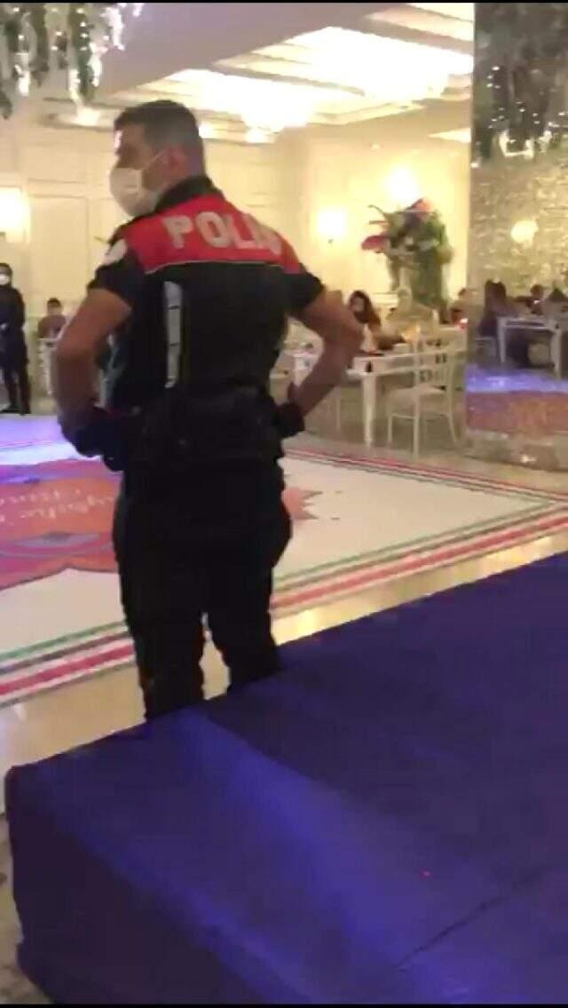 Polisten kına baskını: 24 kişiye toplam 75 bin TL ceza Polisten kına baskını: 24 kişiye toplam 75 bin TL ceza