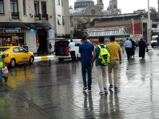 Taksim'de vatandaşlar yağmura hazırlıksız yakalandı