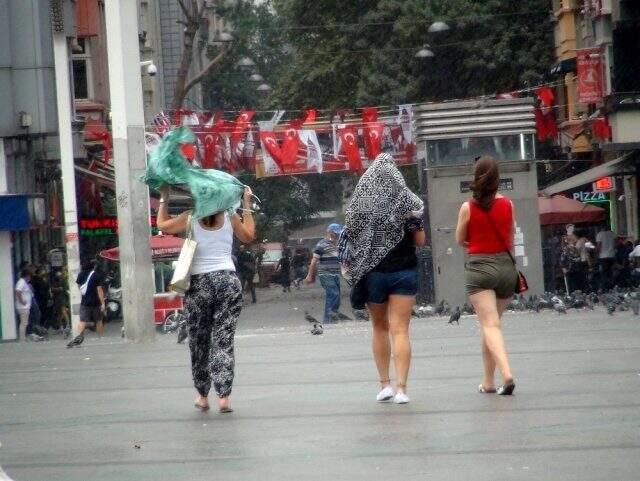 Taksim'de vatandaşlar yağmura hazırlıksız yakalandı