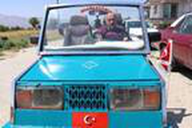 Bıçak ustasının çapa makinesinin motoruyla yaptığı üstü açık otomobili görenler hayran kalıyor Bıçak ustasının çapa makinesinin motoruyla yaptığı üstü açık otomobili görenler hayran kalıyor