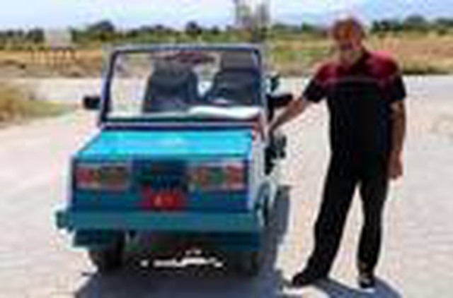 Bıçak ustasının çapa makinesinin motoruyla yaptığı üstü açık otomobili görenler hayran kalıyor Bıçak ustasının çapa makinesinin motoruyla yaptığı üstü açık otomobili görenler hayran kalıyor