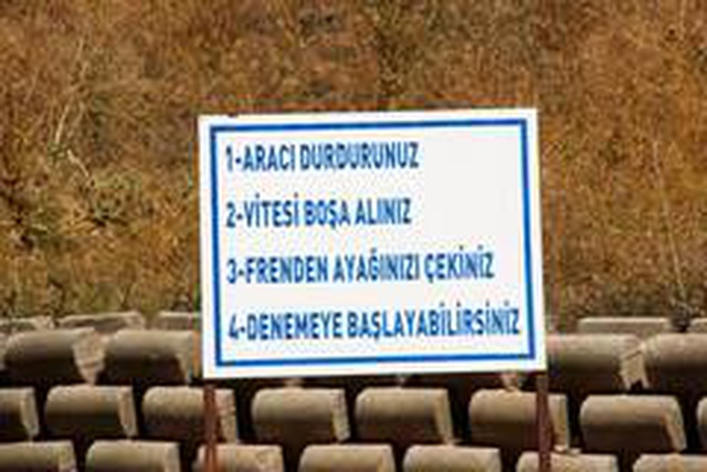 Kontağı kapalı ve çalışmayan halde bulunan araçlar bu yolda kendi kendine rampa çıkıyor Kontağı kapalı ve çalışmayan halde bulunan araçlar bu yolda kendi kendine rampa çıkıyor