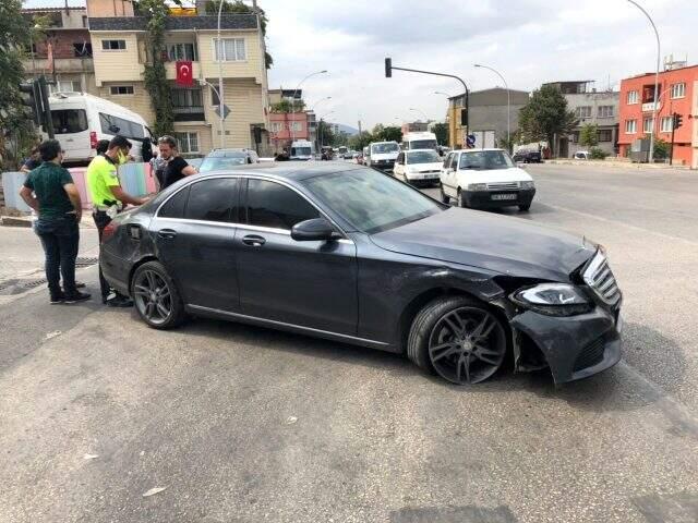 Kaza yapan oğlunun yanına giderken aracıyla takla attı Kaza yapan oğlunun yanına giderken aracıyla takla attı