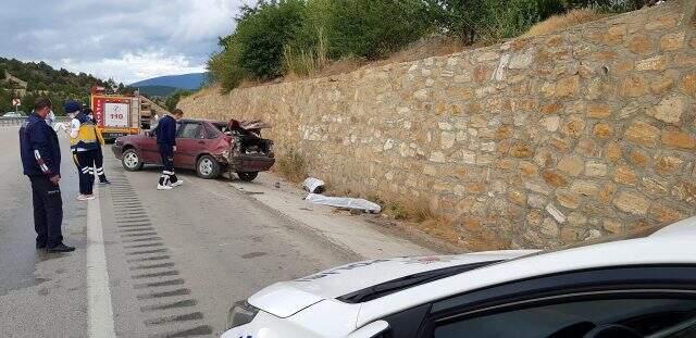 Otomobille istinat duvarı arasında sıkışan 2 işçi hayatını kaybetti