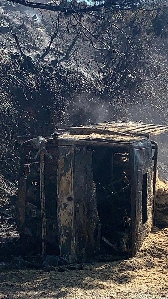 Devrilen saman yüklü kamyon alev alev yandı! Kazada sürücü hayatını kaybetti
