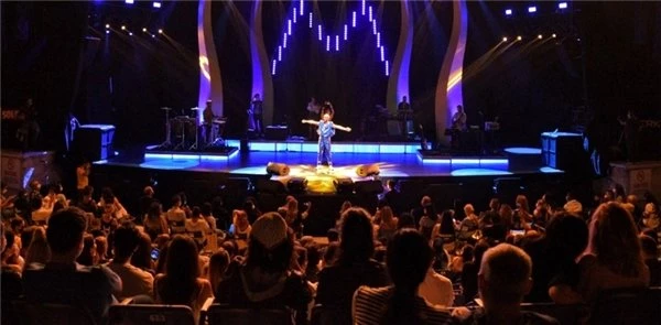 Harbiye'de sahne alan Mabel Matiz'in konserinde sosyal mesafe kuralı unutuldu