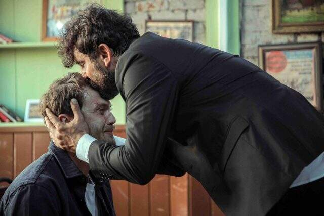 Aylar sonra ekrana gelen Çukur'da nefes kesen final! Cumali, Yamaç'ı vuruyor Aylar sonra ekrana gelen Çukur'da nefes kesen final! Cumali, Yamaç'ı vuruyor