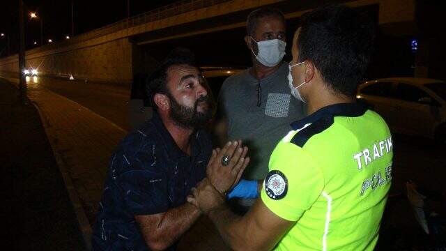 Kaza yapan oğlunu haklı çıkarabilmek için olay yerinden canlı yayın yapan babasının savunması pes dedirtti Kaza yapan oğlunu haklı çıkarabilmek için olay yerinden canlı yayın yapan babasının savunması pes dedirtti