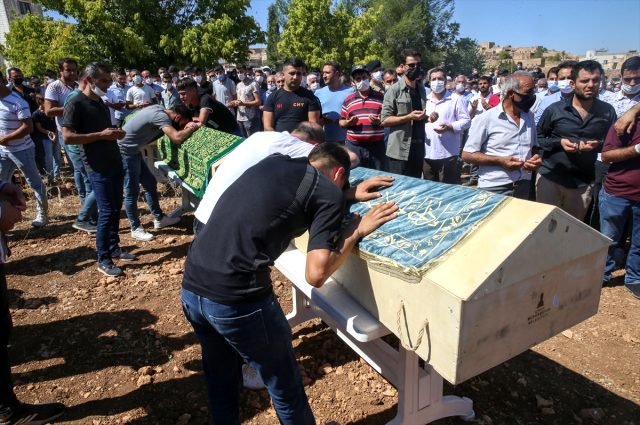 Mardin'de trafik kazasında hayatını kaybeden 6 kişinin cenazesi yan yana defnedildi