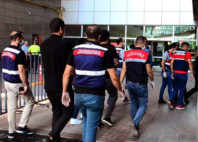 Mersin'de ikisi kamu görevlisi 3 kişi rüşvet iddiasıyla tutuklandı Mersin'de ikisi kamu görevlisi 3 kişi rüşvet iddiasıyla tutuklandı