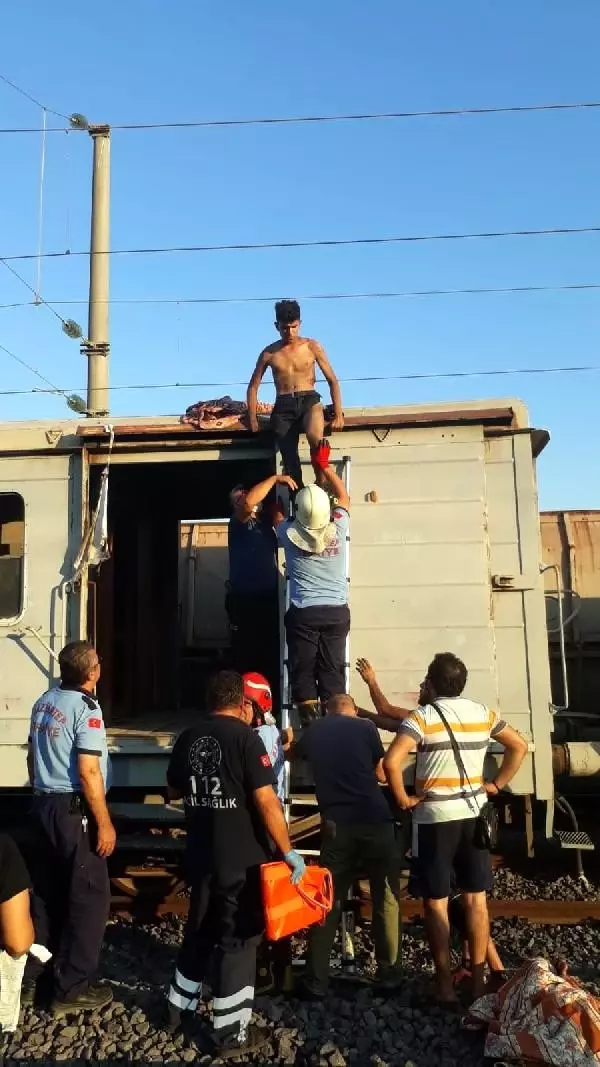 Vagon üzerinde selfie yaparken akıma kapıldılar