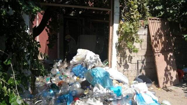 Yaşlı adamın evinden 10 kamyon çöp çıktı Yaşlı adamın evinden 10 kamyon çöp çıktı