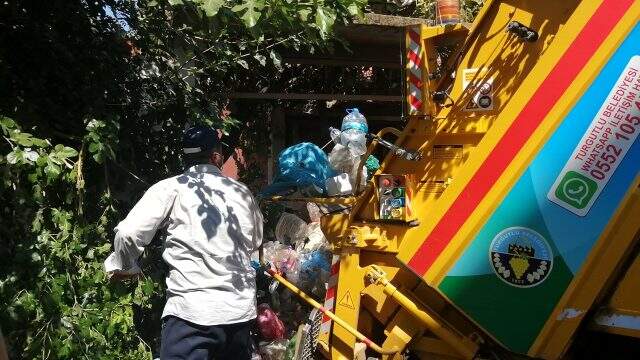 Yaşlı adamın evinden 10 kamyon çöp çıktı Yaşlı adamın evinden 10 kamyon çöp çıktı
