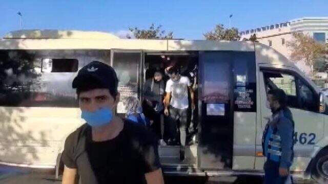Esenyurt'ta yine aynı manzara! Minibüsün içinden 12 yerine 33 yolcu çıktı Esenyurt'ta yine aynı manzara! Minibüsün içinden 12 yerine 33 yolcu çıktı