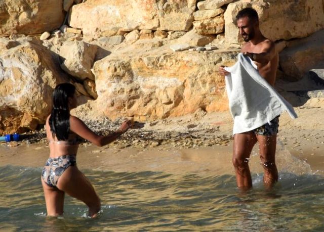 Eski futbolcu Selçuk Şahin, havluyla eşinin denizden çıkmasını beklerken kameralara yakalandı