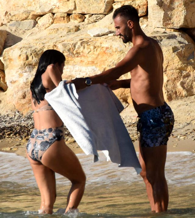 Eski futbolcu Selçuk Şahin, havluyla eşinin denizden çıkmasını beklerken kameralara yakalandı
