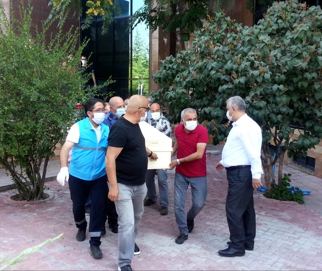Öğretim görevlisi çalıştığı kütüphanenin girişinde ölü bulundu Öğretim görevlisi çalıştığı kütüphanenin girişinde ölü bulundu