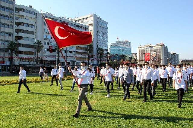 Ülkücü gençler, Devlet Bahçeli'nin talimatıyla 12 ada için yürüdü Ülkücü gençler, Devlet Bahçeli'nin talimatıyla 12 ada için yürüdü