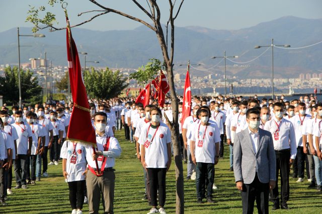 Ülkücü gençler, Devlet Bahçeli'nin talimatıyla 12 ada için yürüdü Ülkücü gençler, Devlet Bahçeli'nin talimatıyla 12 ada için yürüdü