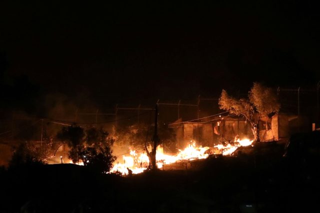 Yunanistan'da karantinaya alınan mülteci kampında yangın çıktı