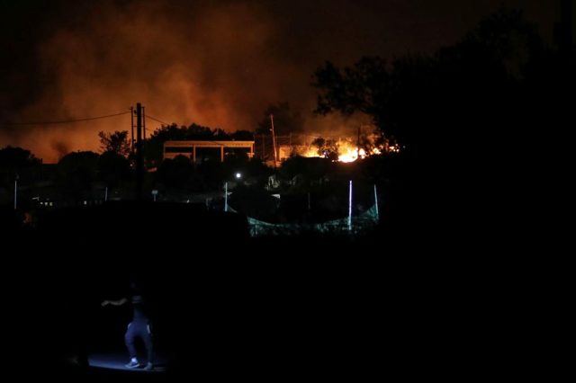 Yunanistan'da karantinaya alınan mülteci kampında yangın çıktı