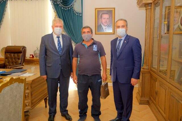 10 çeyrek altını kanalizasyondan çıkaran BUSKİ çalışanları ödüllendirildi 10 çeyrek altını kanalizasyondan çıkaran BUSKİ çalışanları ödüllendirildi