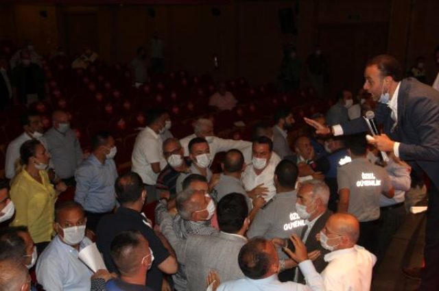 Adana Büyükşehir Belediyesi Meclisi'nde yumruklu kavga; belediye başkanı hastanelik oldu