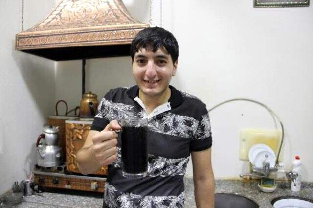 Kola bağımlısı genç, günde 5 litre kola ve 50 lira yevmiye ile çalışıyor