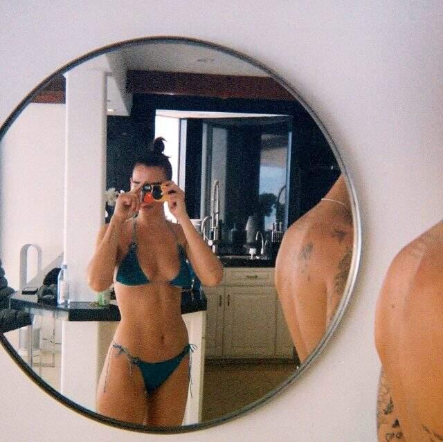 Ünlü şarkıcı Dua Lipa, aynanın karşısına geçip bikinili poz verdi