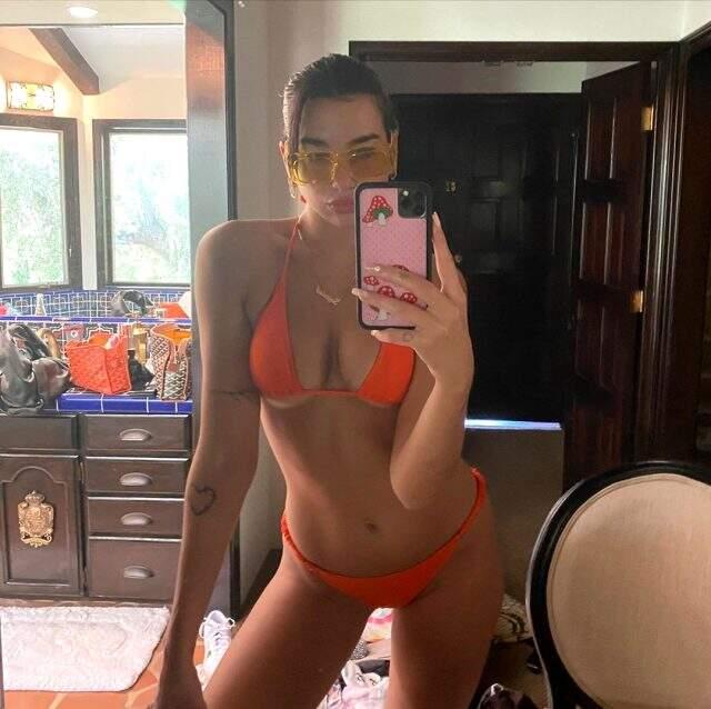 Ünlü şarkıcı Dua Lipa, aynanın karşısına geçip bikinili poz verdi