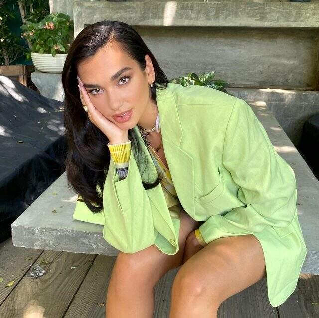 Ünlü şarkıcı Dua Lipa, aynanın karşısına geçip bikinili poz verdi