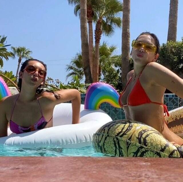 Ünlü şarkıcı Dua Lipa, aynanın karşısına geçip bikinili poz verdi