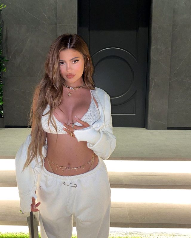ABD'li model Kylie Jenner, göğüs dekolteli pozlarıyla dikkat çekti