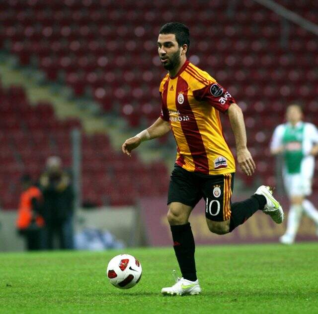 Arda Turan, 3 bin 403 gün sonra Galatasaray formasıyla resmi maça çıkacak Arda Turan, 3 bin 403 gün sonra Galatasaray formasıyla resmi maça çıkacak