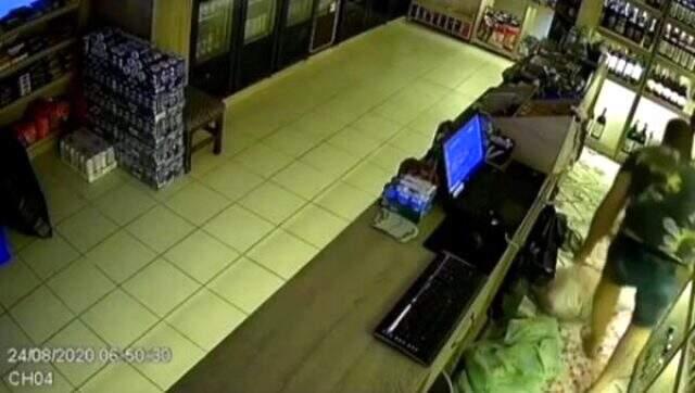 İş yeri sahibi, silahını çekip hırsızlık amacıyla dükkana giren 2 kişiyi yakaladı