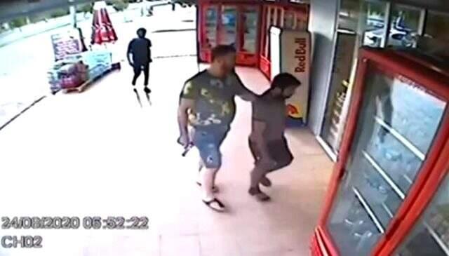 İş yeri sahibi, silahını çekip hırsızlık amacıyla dükkana giren 2 kişiyi yakaladı