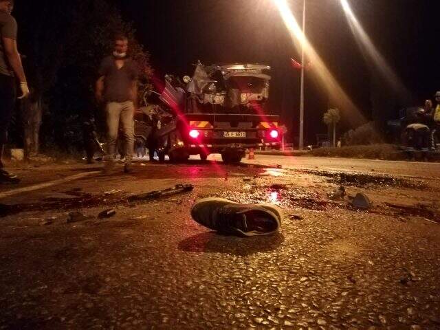 İzmir'de korkunç kaza: 2 ölü, 2 yaralı İzmir'de korkunç kaza: 2 ölü, 2 yaralı
