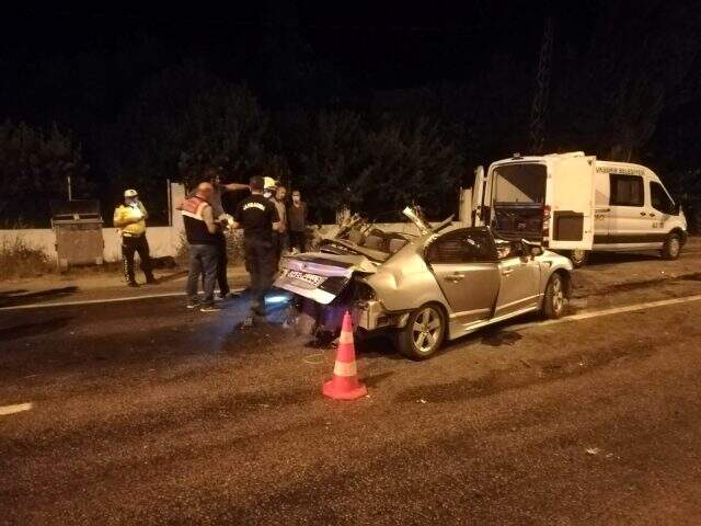 İzmir'de korkunç kaza: 2 ölü, 2 yaralı İzmir'de korkunç kaza: 2 ölü, 2 yaralı