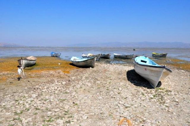 Marmara Gölü'nde su 500 metre çekildi, derinlik 1 metreye düştü