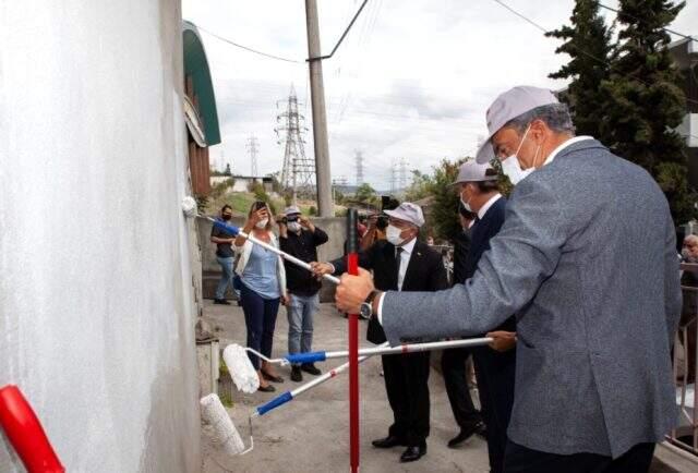 Öğrenciler için makam aracını satan belediye başkanı, şimdi de ilçedeki binaları boyuyor