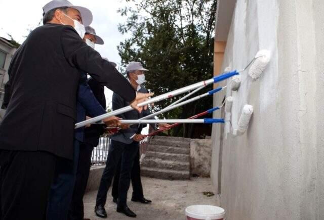 Öğrenciler için makam aracını satan belediye başkanı, şimdi de ilçedeki binaları boyuyor